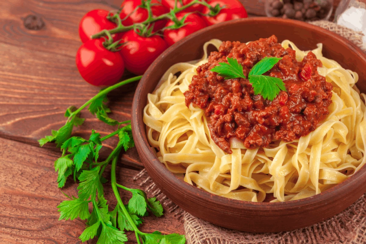  Makaron bolognese w brązowej misce